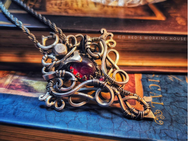 炎神遺印 石榴石胸針墜【SOLD】